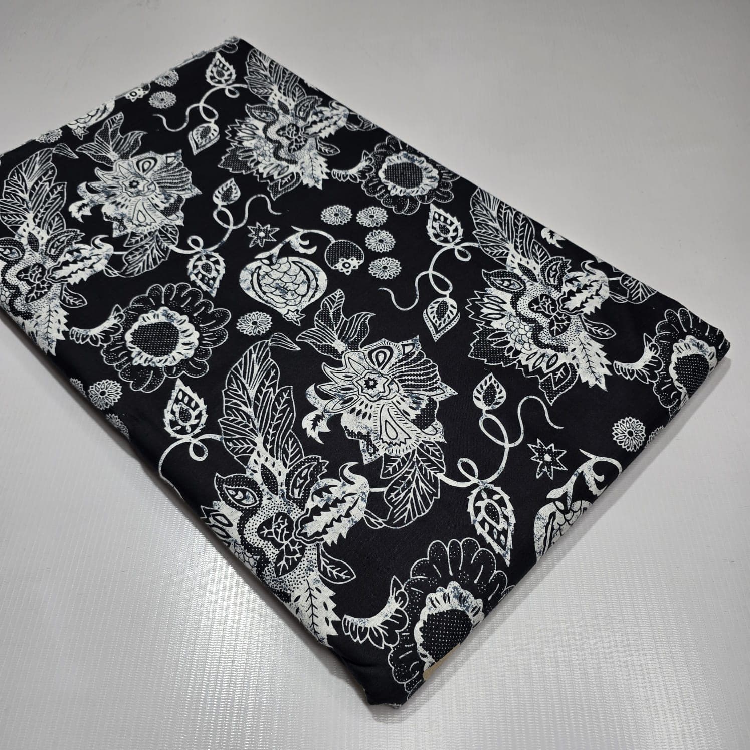 Jacobean Floral Cotton — Noir
